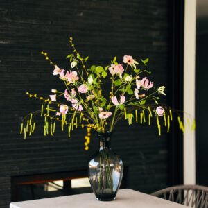 Sfeer-buiten-Belle-zijdebloemen-boeket-scaled